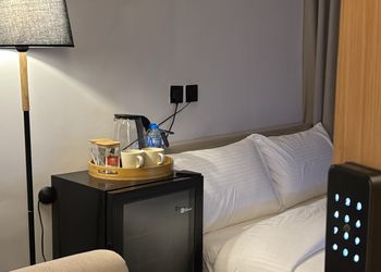 استديو بأثاث مريح وبسيط 