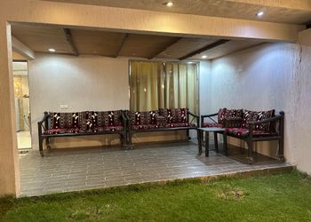 شاليه بمسبح خارجي وجلسة خارجية 