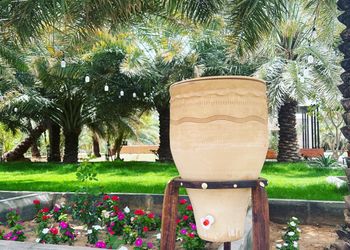 مزرعة بمسطح اخضر وجلسة خارجية 
