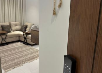 استديو بسرير ماستر وجلسة مريحة 