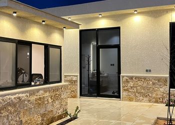 شاليه بمسطح اخضر وصالة