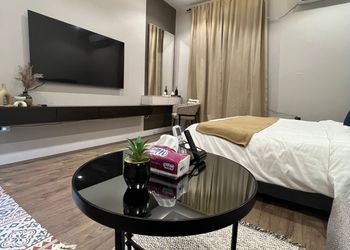 استديو بأثاث مريح وبسيط 