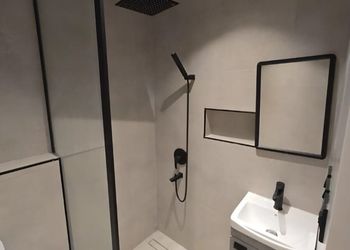استديو بأثاث مريح وبسيط 