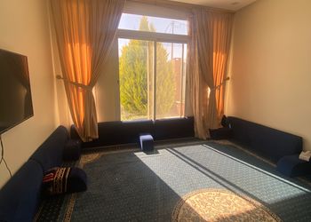 استراحة بمسطح اخضر ومجلس