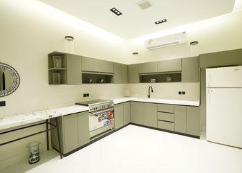 شاليه بجلسة تطل على مسبح خارجي 