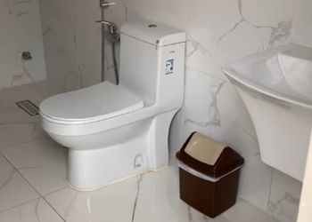 شاليه بمسطح اخضر ومسبح 
