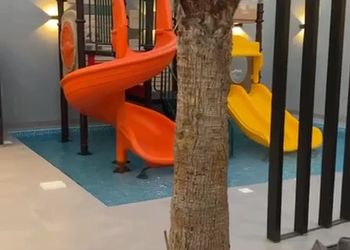 شاليه بجلسة تطل على مسبح خارجي 