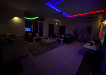 شاليه بصالة مطلة على المسبح 