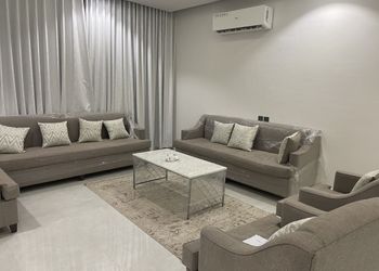 شاليه بجلسة تطل على مسبح خارجي 