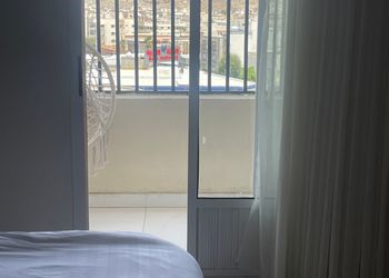شقة بصالة جلوس وغرفتين نوم 