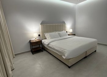 استديو بأثاث مريح وبسيط 