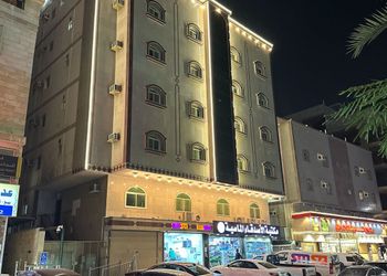 شقة بصالة أنيقة ودخول ذاتي