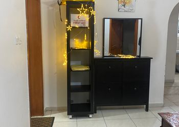 شقة بصالة أنيقة ودخول ذاتي