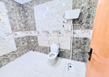 شقة بصالة جلوس وثلاث غرف نوم 