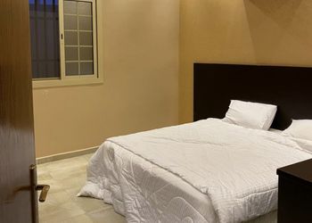 دور واسع بصالة واربع غرف نوم 