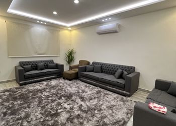 استراحة بصالة جلوس وفناء خارجي