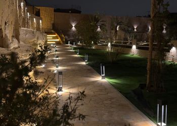 مزرعة بجلسة خارجية واسطبل خيل