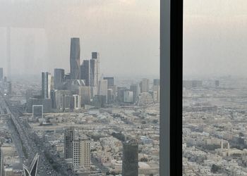 شقة بصالة وبإطلالة على المدينة 
