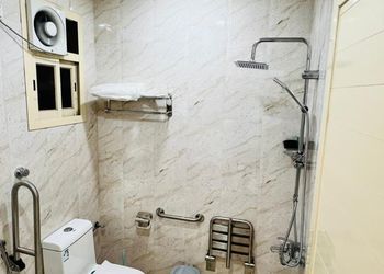 شقة بغرفة معيشة وغرفتين نوم 