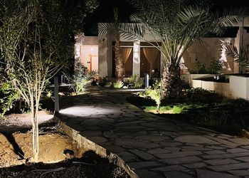 استراحة بمسبح خارجي ومسطح اخضر
