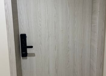 شقة بصالة وغرفة نوم بموقع مميز 