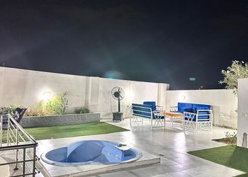 شاليه بجلسة تطل على مسبح خارجي 
