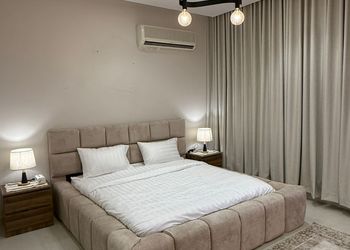 استديو بأثاث مريح وبسيط 