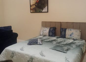 استديو بأثاث مريح وبسيط