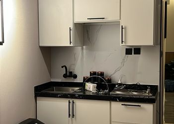 استديو بسرير مريح ومساحة واسعة 