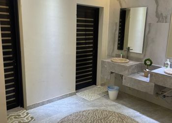 استراحة بمسطح اخضر ومجالس