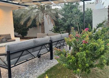 شاليه بجلسة خارجية وألعاب أطفال