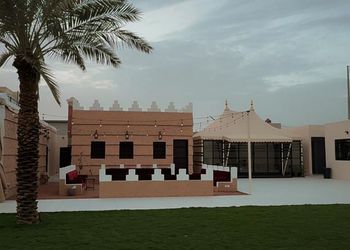 مزرعة بمسطح اخضر وجلسة خارجية