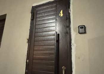 استديو بأثاث مريح وبسيط 