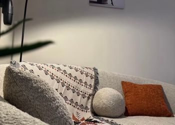 استديو بسرير ماستر وجلسة جانبية 