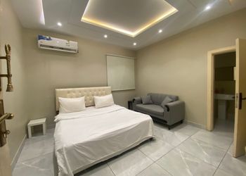 استديو بأثاث مريح وبسيط 