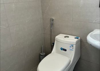 شقة بغرفة نوم وتصميم هادئ 