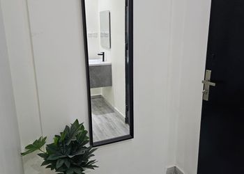 استديو بسريرين مفردة وجلسة مريحة
