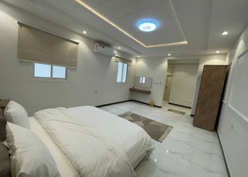 دور علوي بأثاث مريح وبسيط 