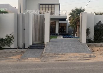 شاليه بمسطح اخضر ومسبح