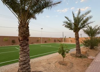 استراحة بمجلس واسع وفناء خارجي 