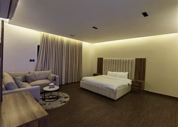 استديو بأثاث مريح وبسيط 