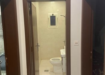 شقة بغرفة معيشة وغرف نوم 