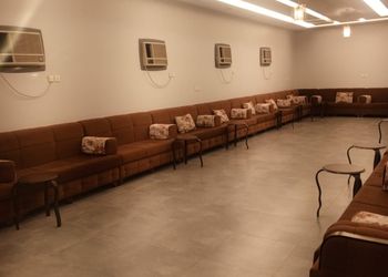 استراحة بمسطح اخضر وجلسة خارجية