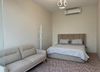 شاليه بمسطح اخضر وجلسة خارجية