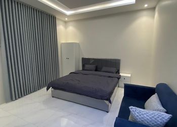 استديو بأثاث مريح وبسيط 