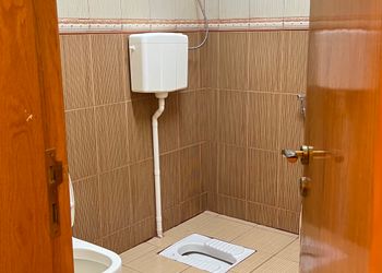 دور بثلاث غرف نوم ومجالس  