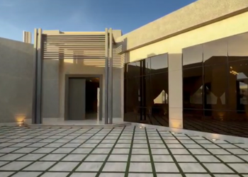 شاليه بمسطح اخضر وجلسة خارجية 