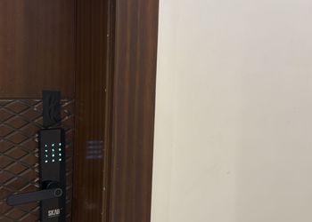 غرفة بسرير ماستر