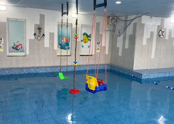 شاليه بصالة جلوس وجلسة خارجية