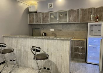 شاليه بمسطح اخضر وجلسة خارجية 
